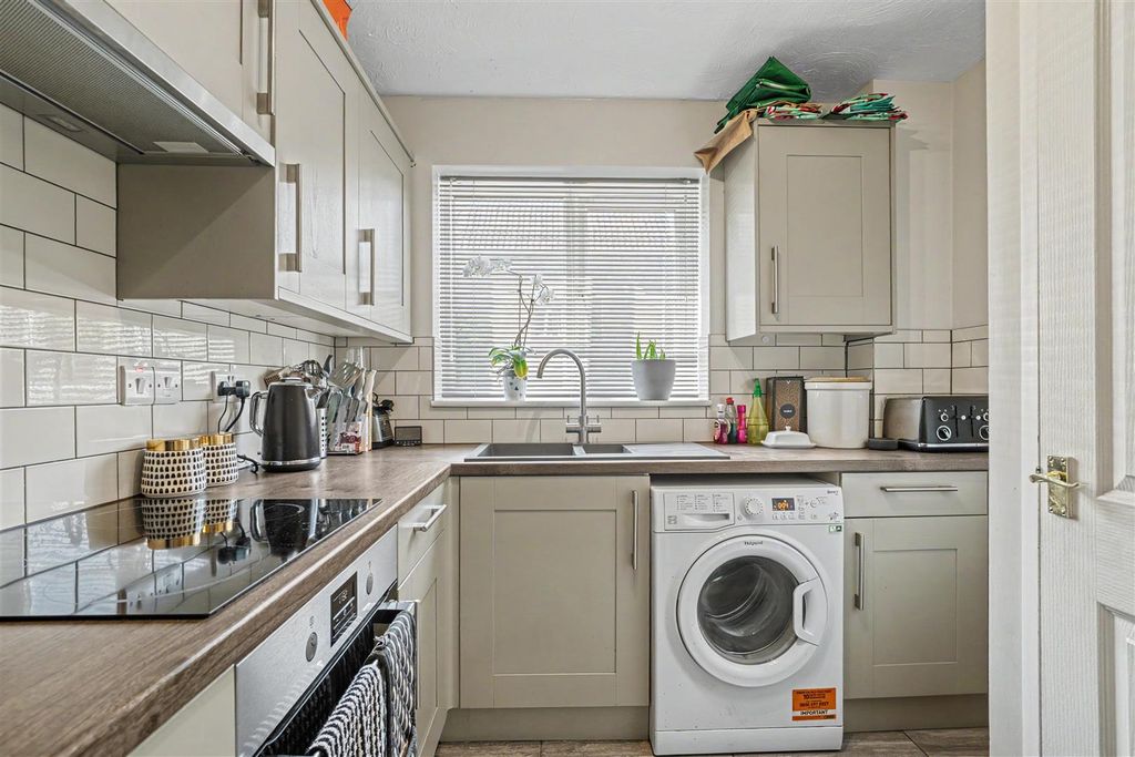 Property photo 2 of 8 Kitchen