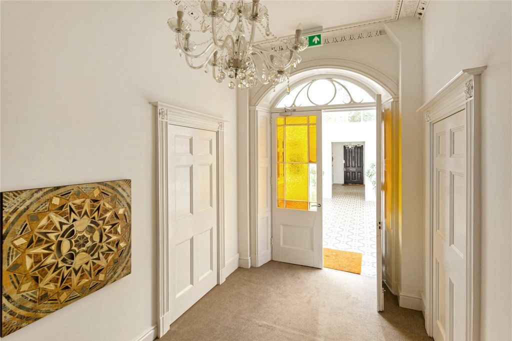 Property photo 3 of 10 Entrance Hall