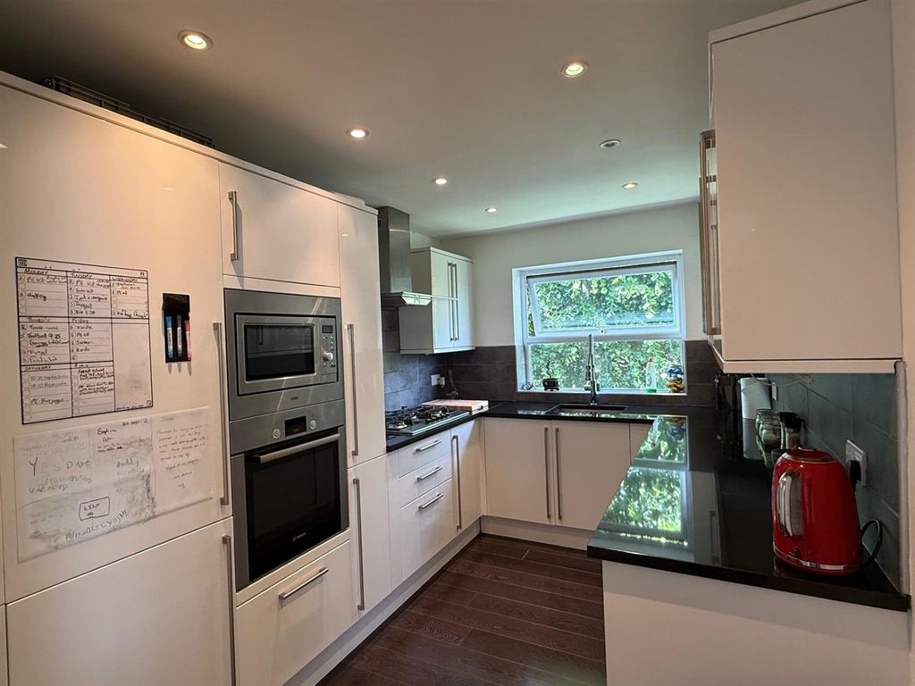 Property photo 3 of 10 Kitchen.Jpg