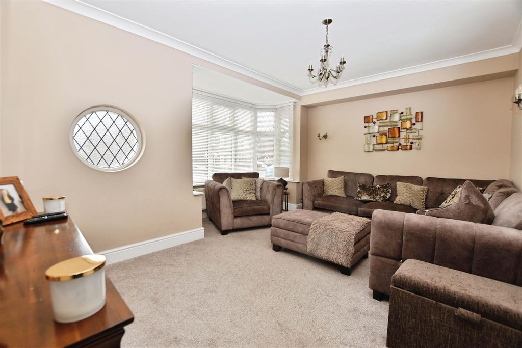 Property photo 2 of 12 Lounge