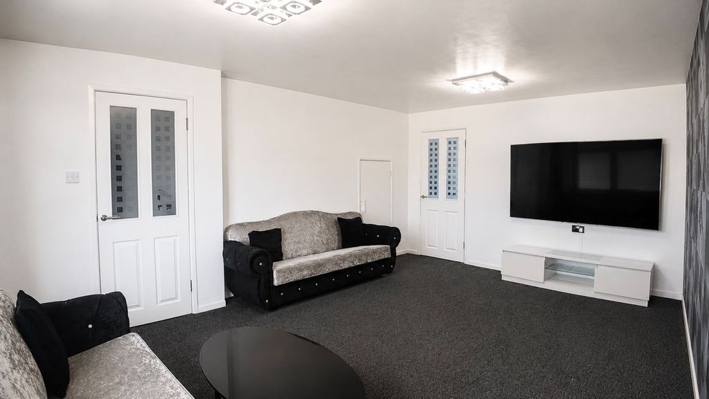 Property photo 3 of 10 Lounge