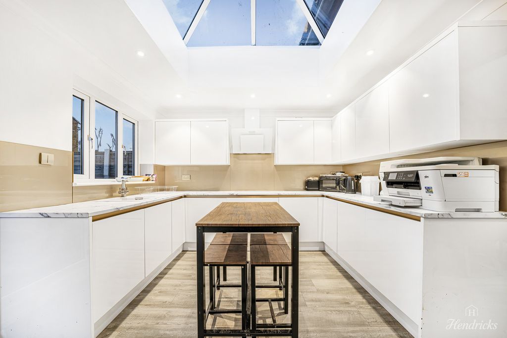 Property photo 2 of 27