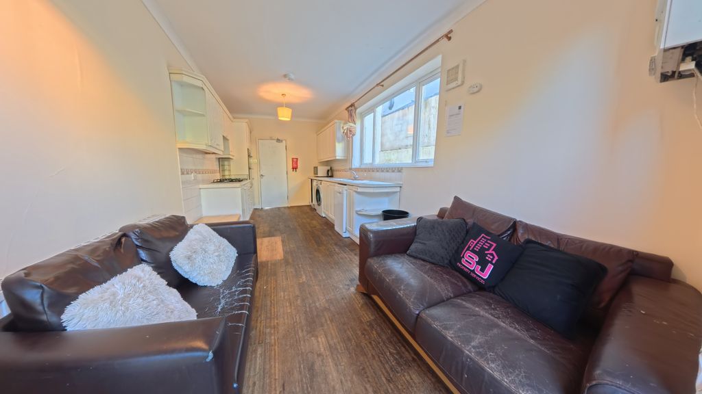 Property photo 1 of 9 Lounge