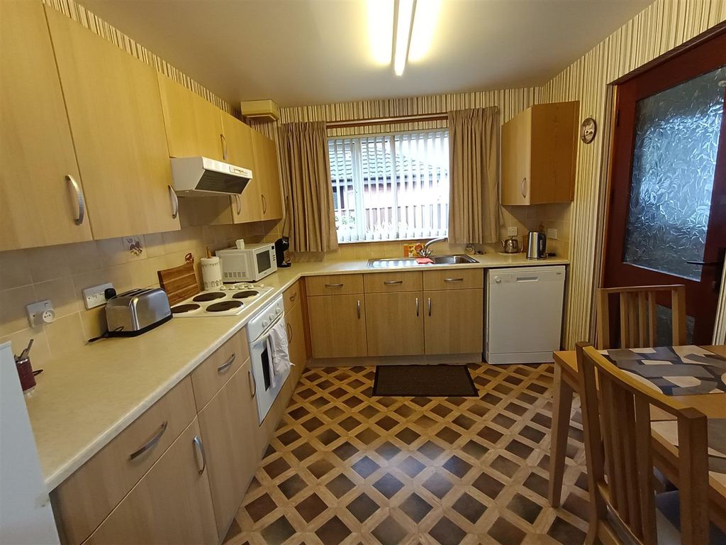 Property photo 3 of 18 Kitchen