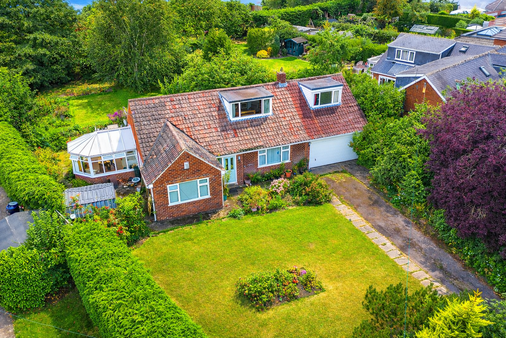 Property photo 1 of 23 Charmingbungalowwithlushgarden