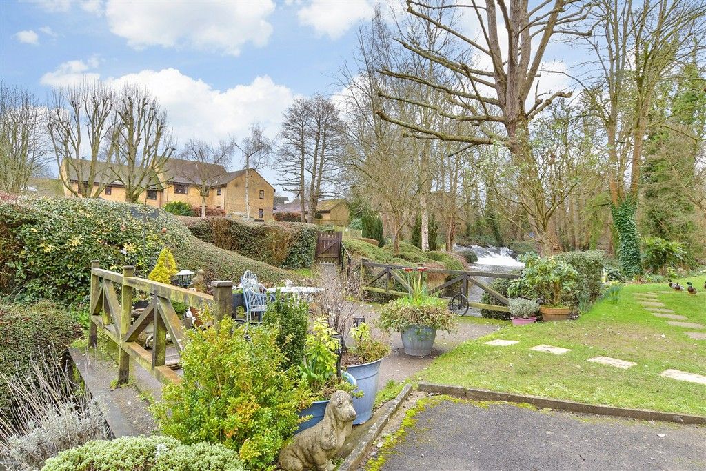 Property photo 2 of 13 Communal Gardens