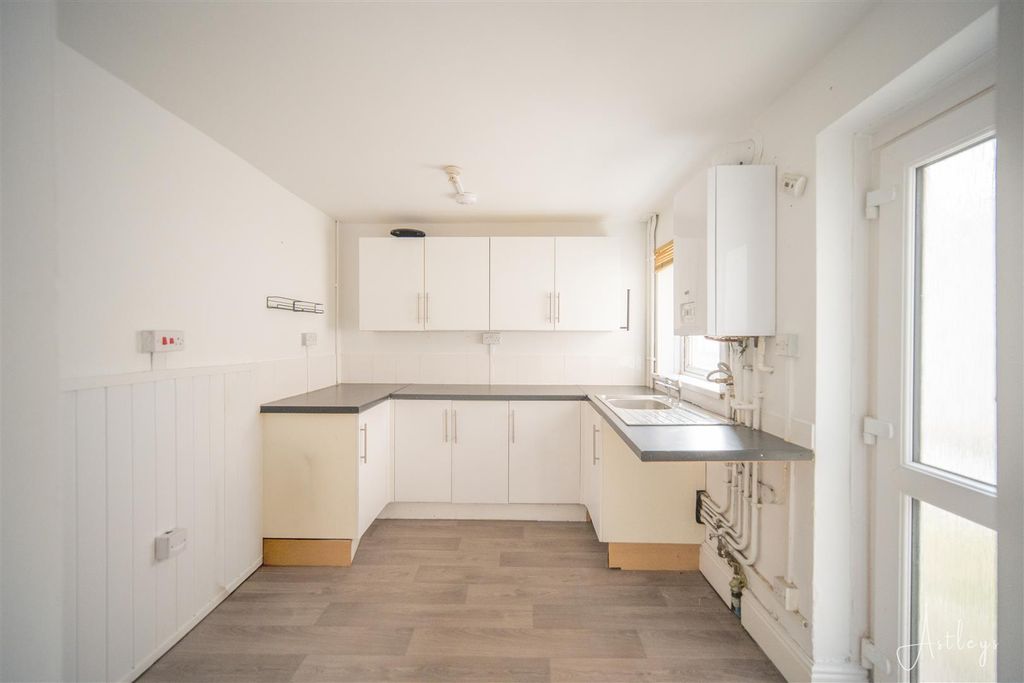 Property photo 3 of 16 Kitchen/Breakfast Room