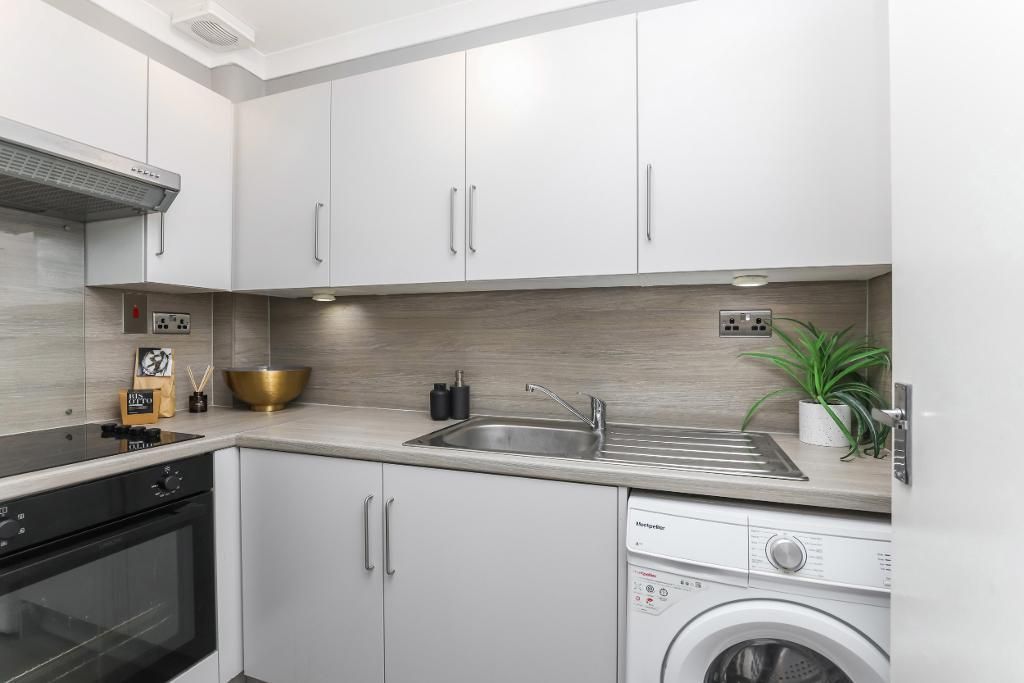 Property photo 3 of 18 Kitchen