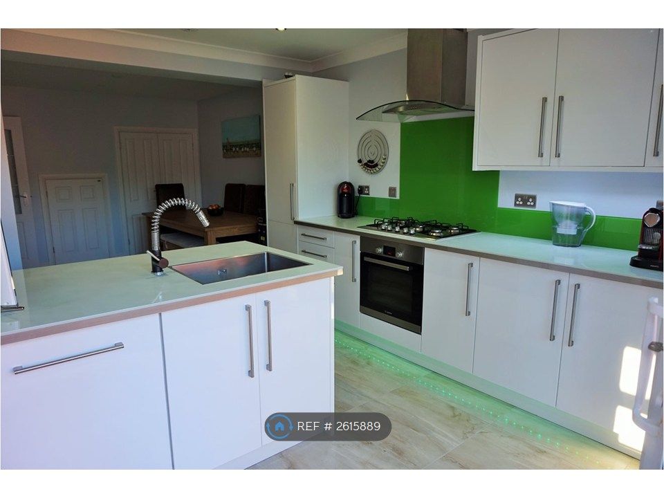 Property photo 3 of 9 Kitchen