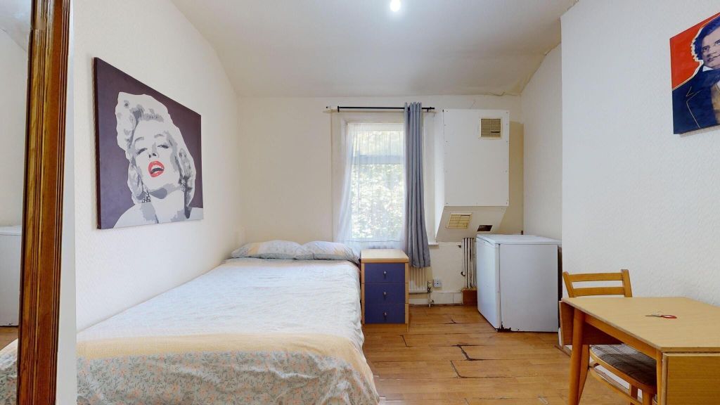 Property photo 1 of 6 Bedroom