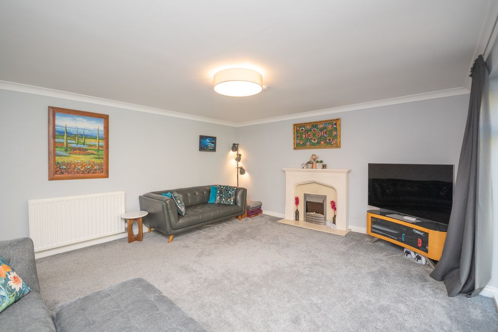 Property photo 3 of 29 Lounge