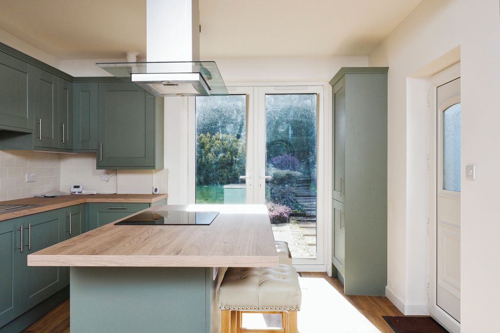 Property photo 3 of 17 Kitchen