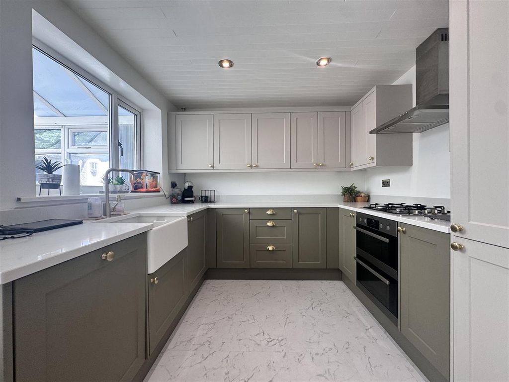 Property photo 3 of 15 Kitchen
