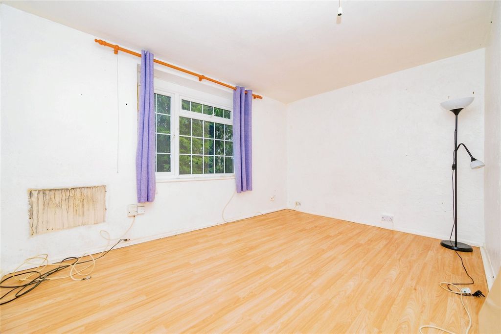 Property photo 2 of 11 Lounge/Bedroom