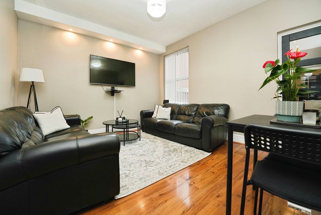 Property photo 3 of 17 Lounge