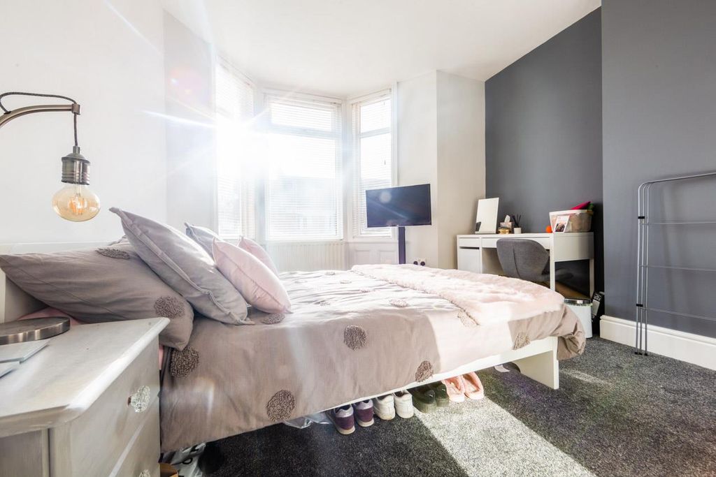 Property photo 3 of 6 19 Wolseley Garden-2.Jpg