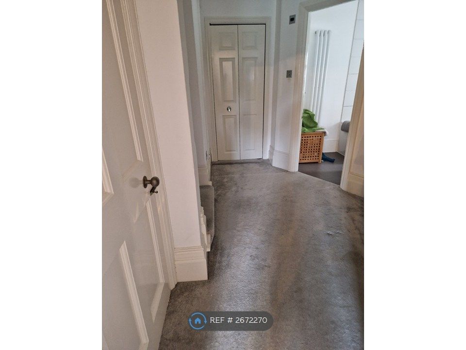 Property photo 3 of 11 Hallway