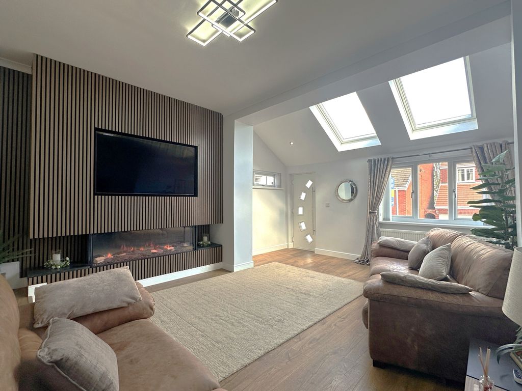 Property photo 3 of 30 Lounge 1