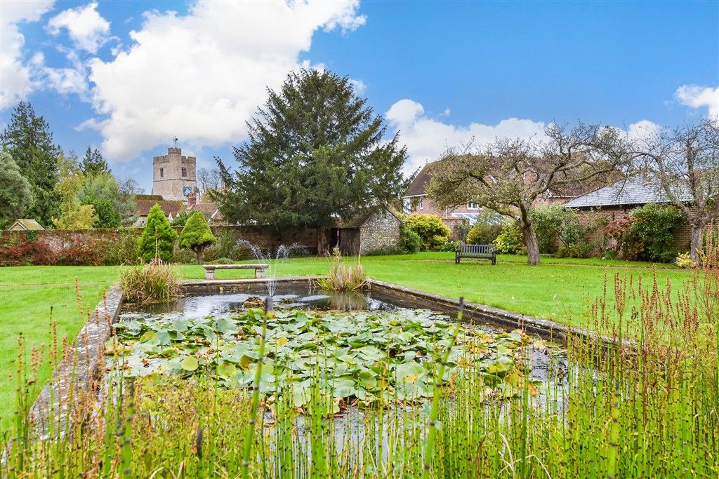 Property photo 2 of 8 Communal Gardens