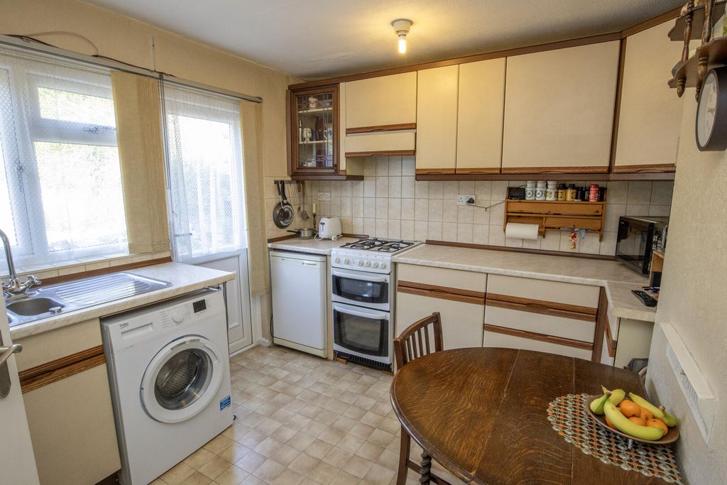 Property photo 2 of 10 Kitchen