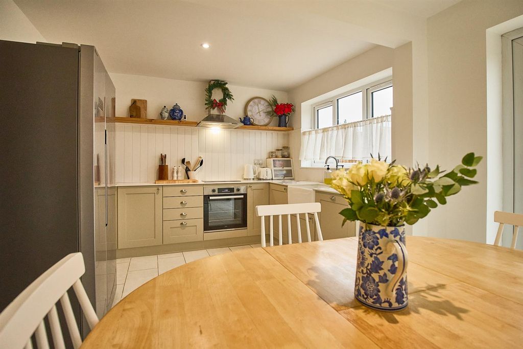 Property photo 2 of 30 The Ridgeway Bb 5.Jpg