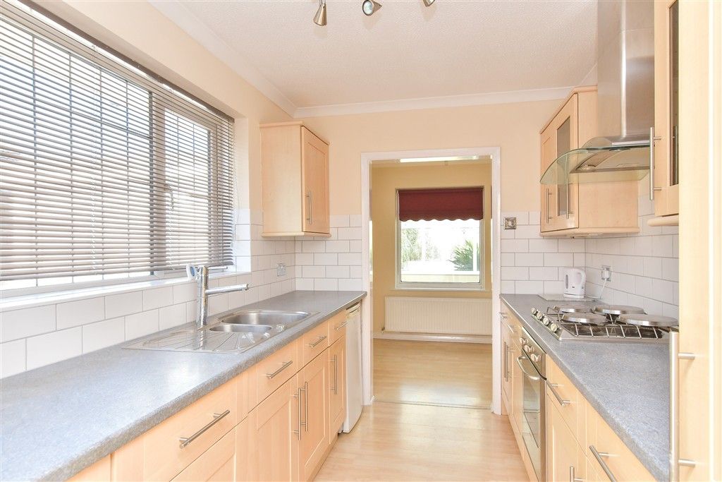 Property photo 3 of 11 Kitchen