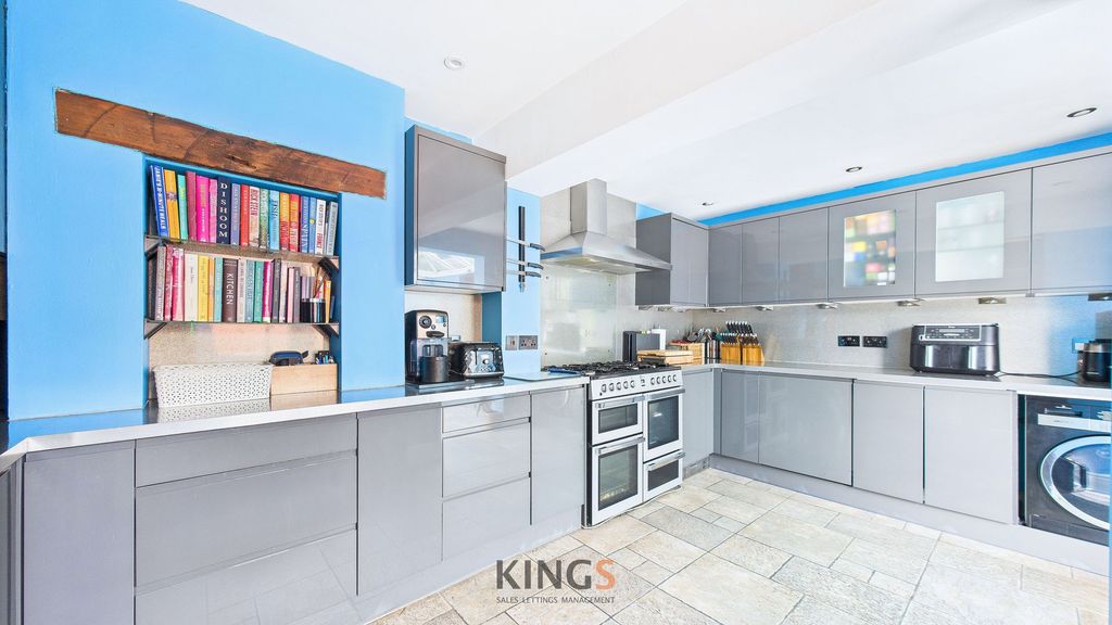 Property photo 3 of 18 Kitchen