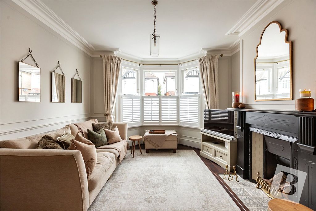 Property photo 2 of 21 Living Room