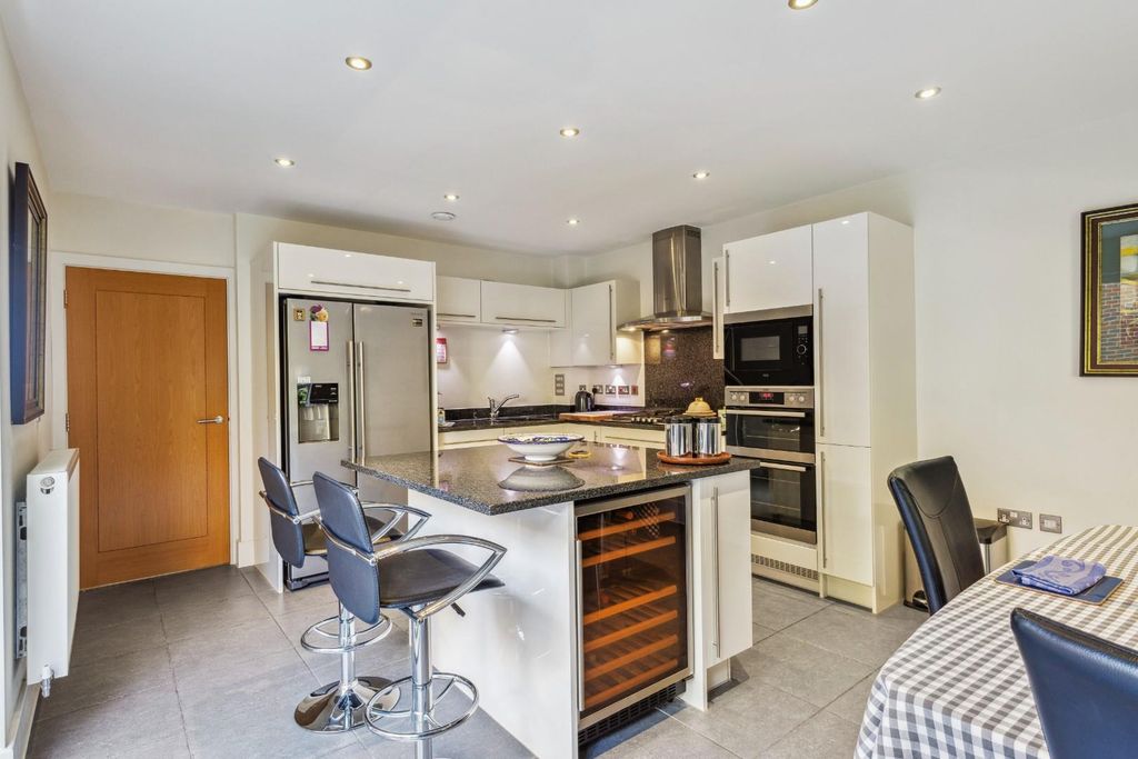 Property photo 2 of 18 88717_2 Lywood Close (10).Jpg