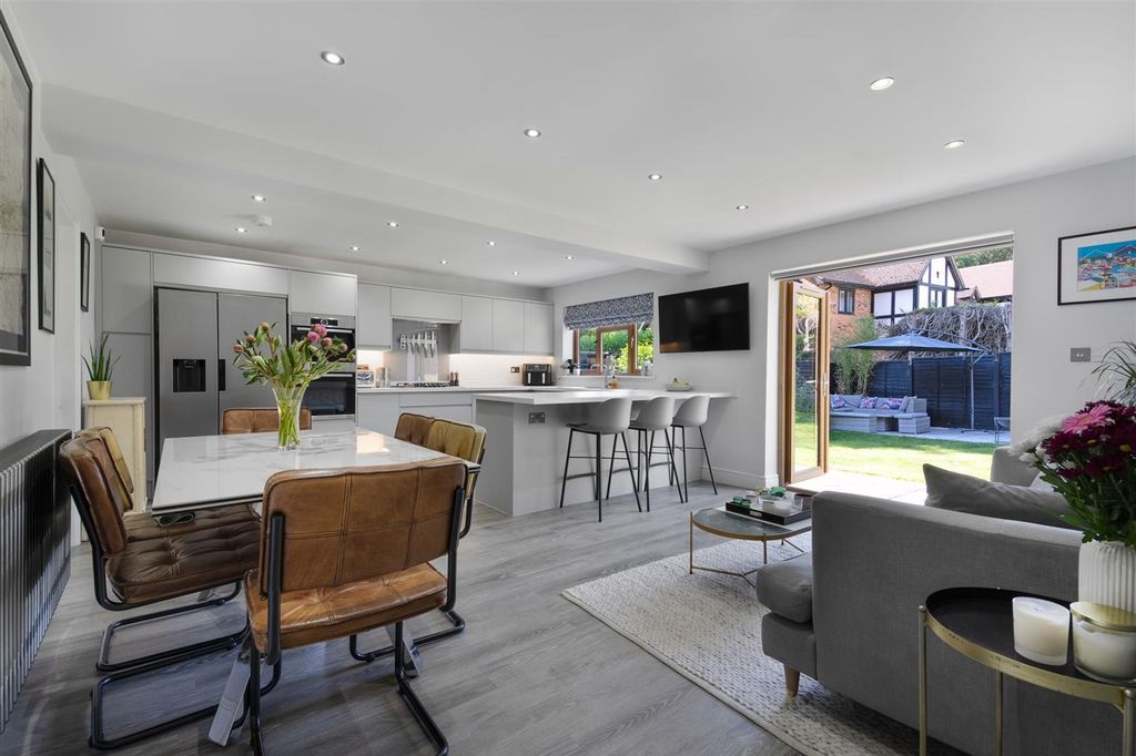 Property photo 2 of 8