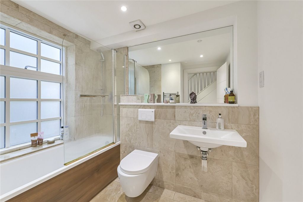 Property photo 3 of 9 Bathroom