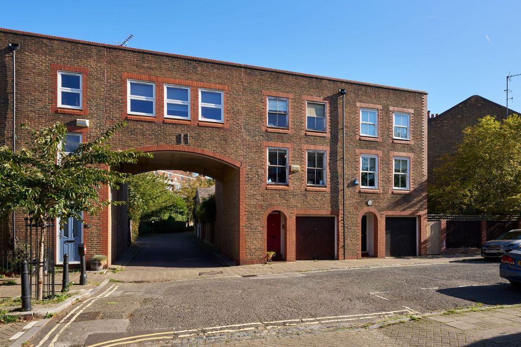 Property photo 2 of 12 Fremont Street E9