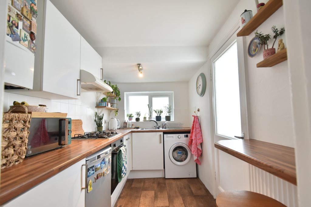 Property photo 2 of 9 Kitchen