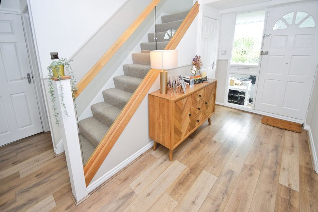 Property photo 2 of 16 506Af96A-Hall