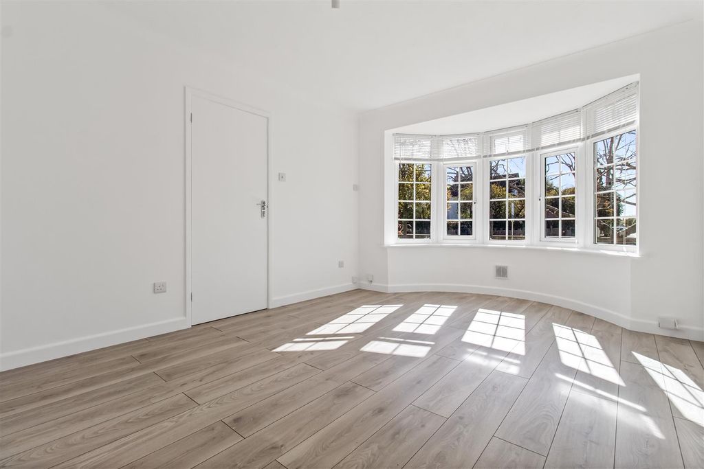 Property photo 3 of 10 7 St Lawrence Court-002.Jpg