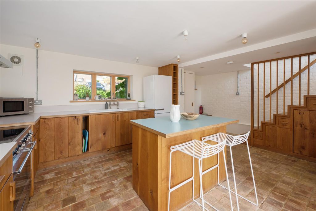 Property photo 2 of 22 Island Wall, Whitstable