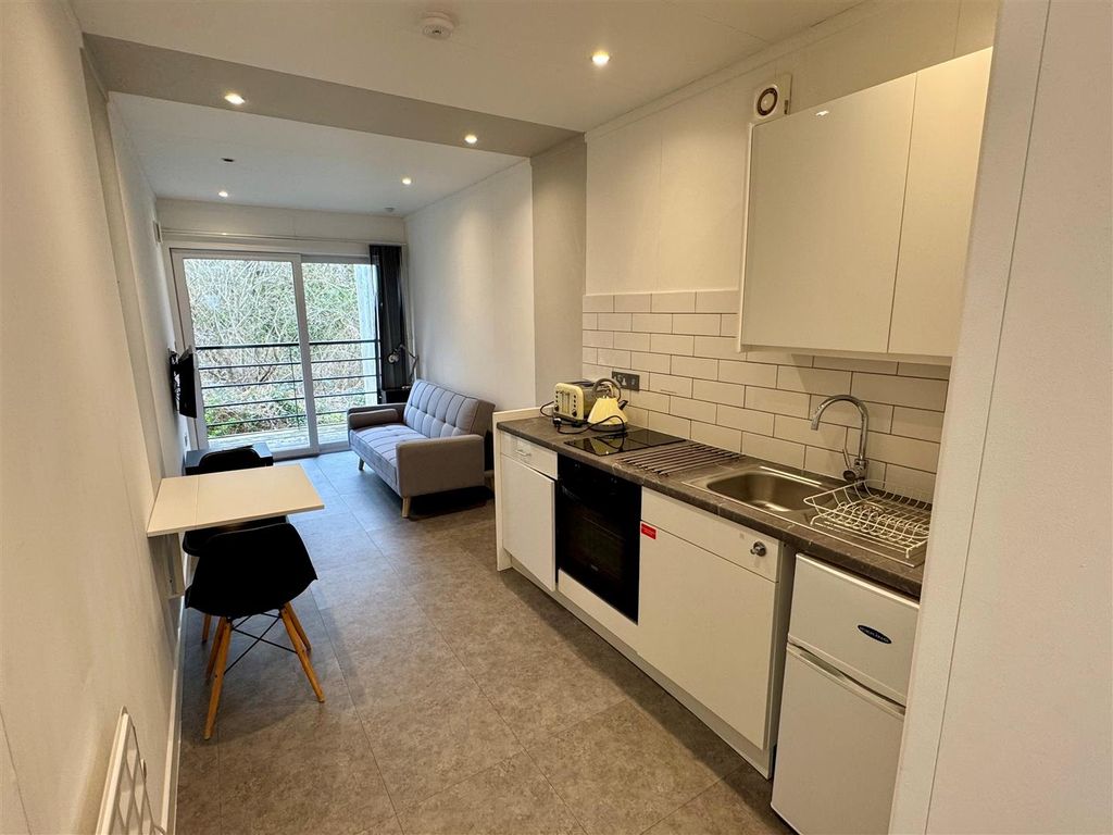 Property photo 3 of 9 15 Drydock Kitchen