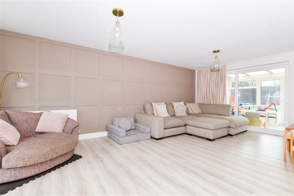 Property photo 3 of 14 Lounge