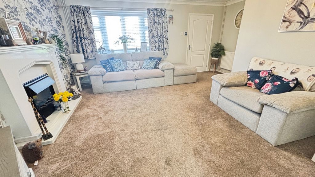 Property photo 2 of 16 Lounge