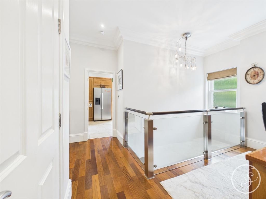 Additional image 10 of 3 bed flat for salePark Crescent, Roundhay, Leeds LS8