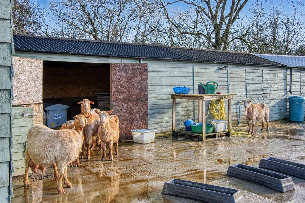 Property photo 3 of 13 Outbuilding / Stables