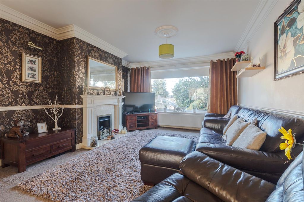 Property photo 3 of 22 Lounge