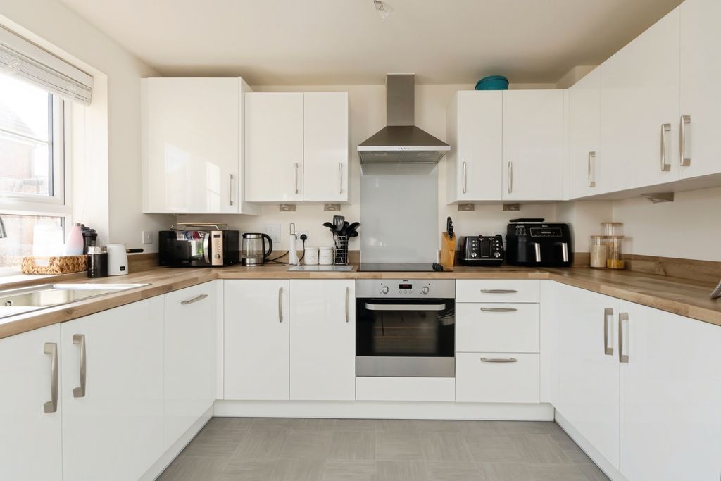 Property photo 2 of 17 Kitchen/ Diner