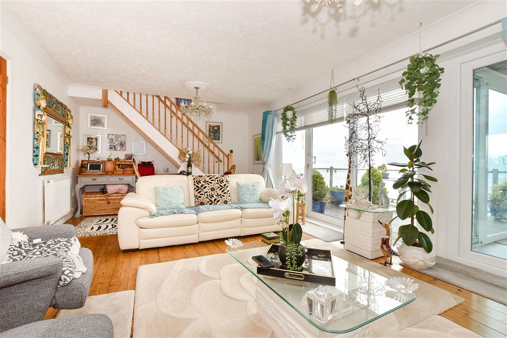 Property photo 2 of 16 Lounge