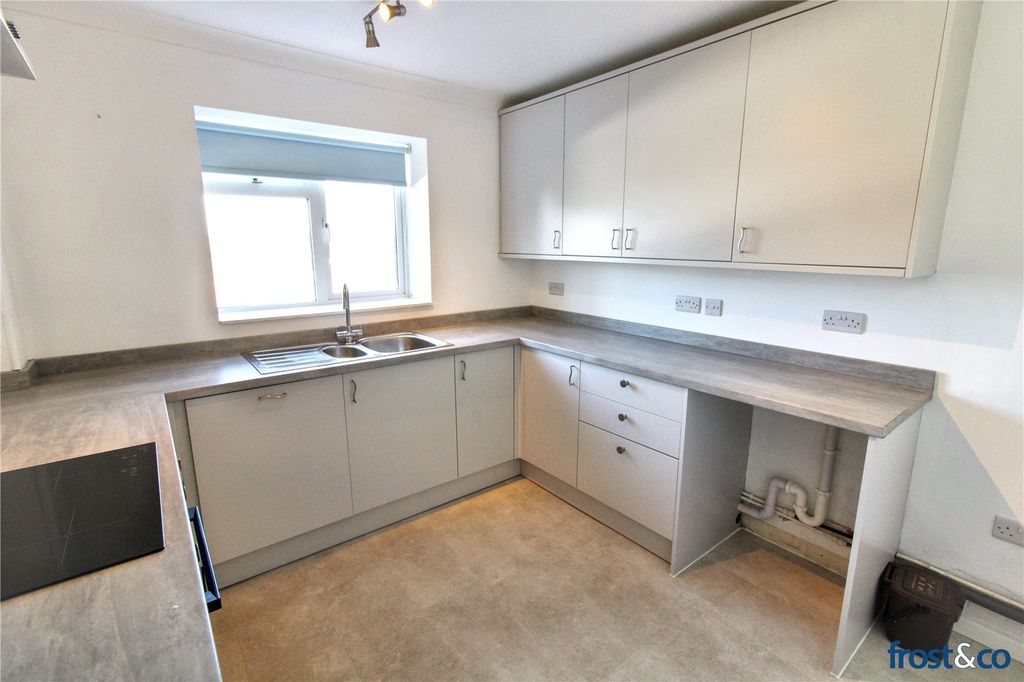 Property photo 3 of 11 Kitchen