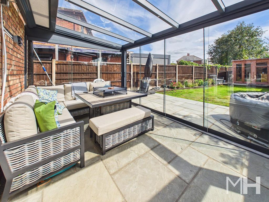 Property photo 2 of 17 Conservatory