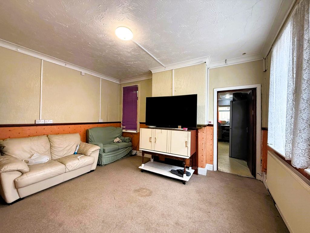 Property photo 2 of 11 Thomas Street, Wellingborough, Nn8 1DX (14)
