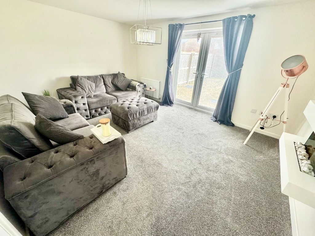 Property photo 3 of 16 Lounge