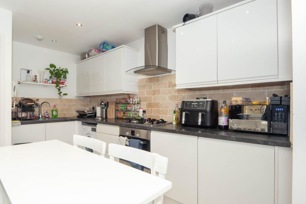Property photo 3 of 19 Kitchen