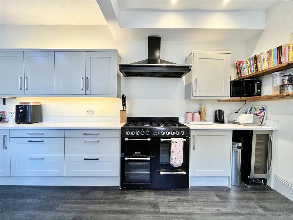 Property photo 3 of 27